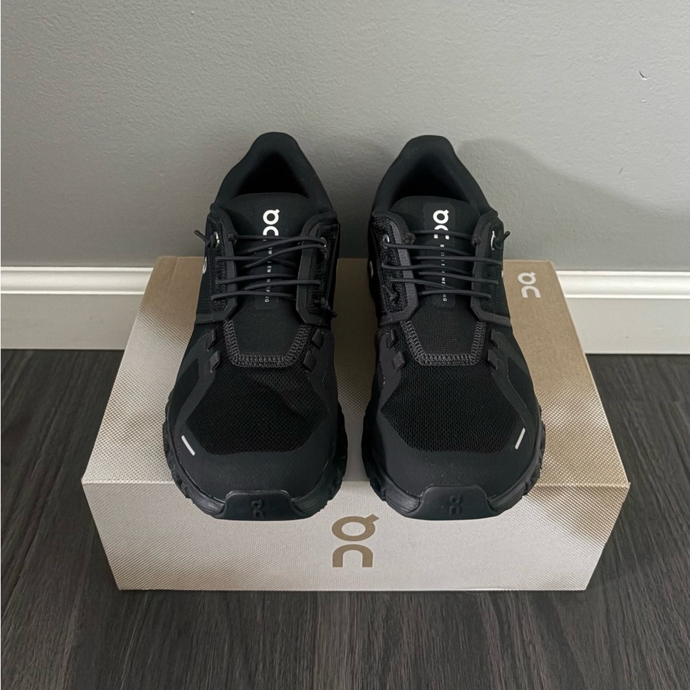 On Running Cloud 6 Women’s 8.5 Black Sneakers